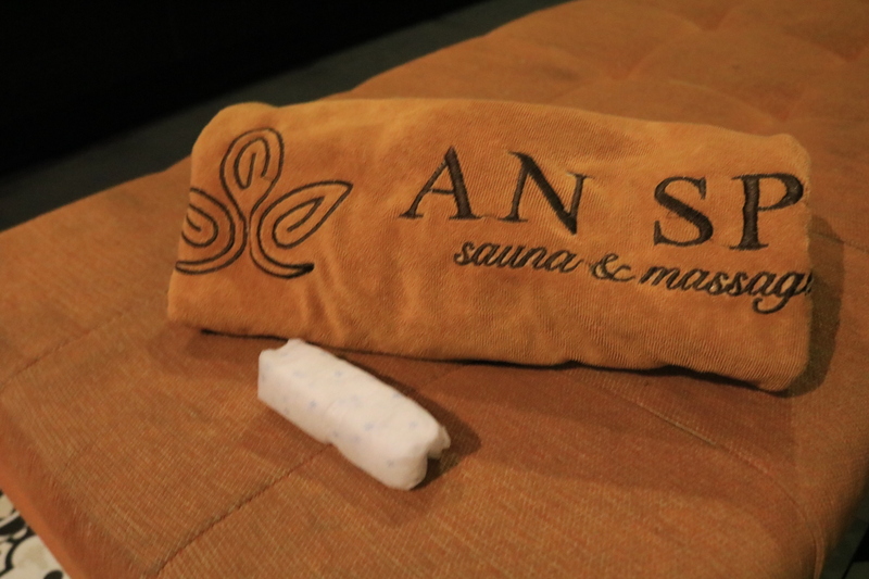 紙パンツを着用しその他は全て脱ぎタオルを巻きます。