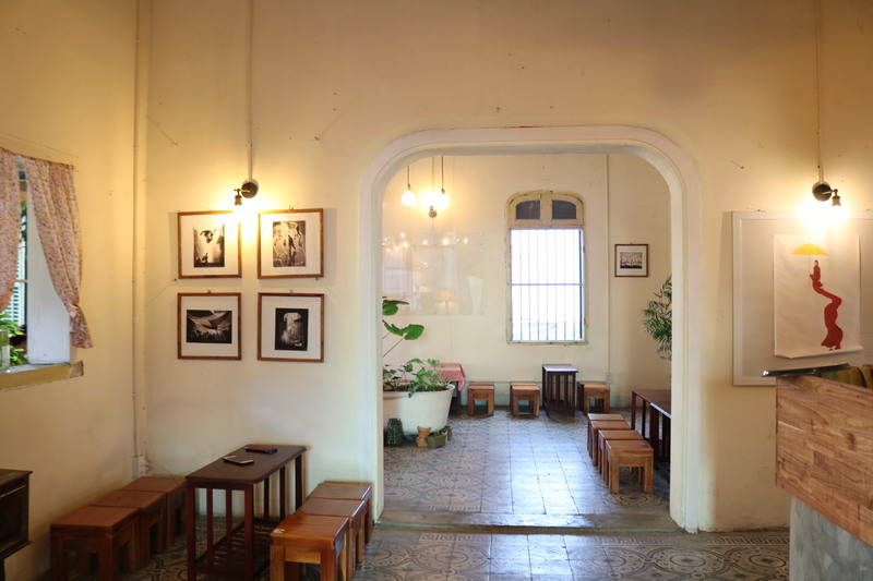 ぶら下がり電球がいい味を出しています