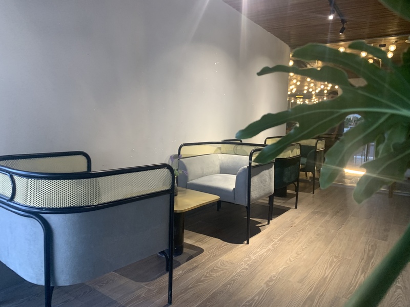 心地い良い風が吹くテラス席と落ち着いた雰囲気の店内