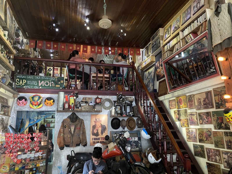 ー奥にある1号店は昔ながらのインテリアにぎゅっと囲まれた空間