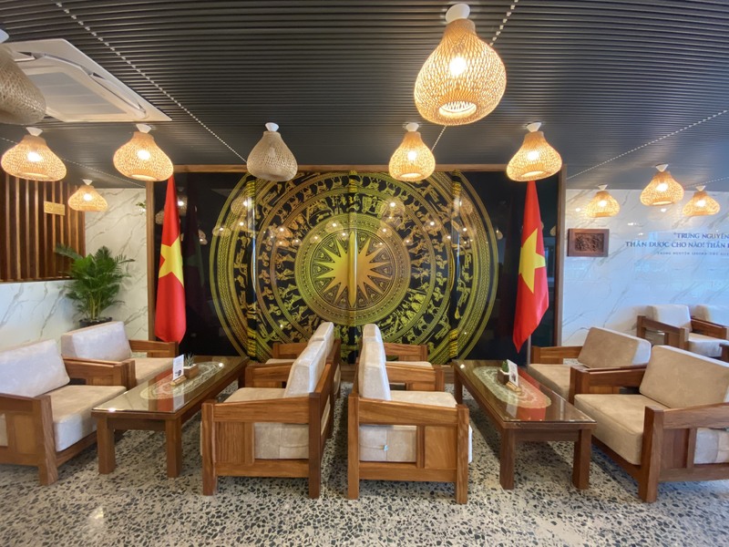 一枚板を使ったテーブルが全フロアに使用