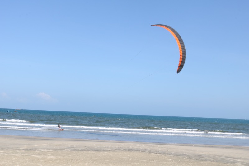 カイトサーフィンを楽しむ人