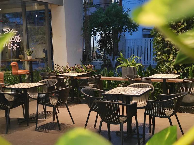 タバコを吸う方にも嬉しい屋外席にもコンセント完備え便利です