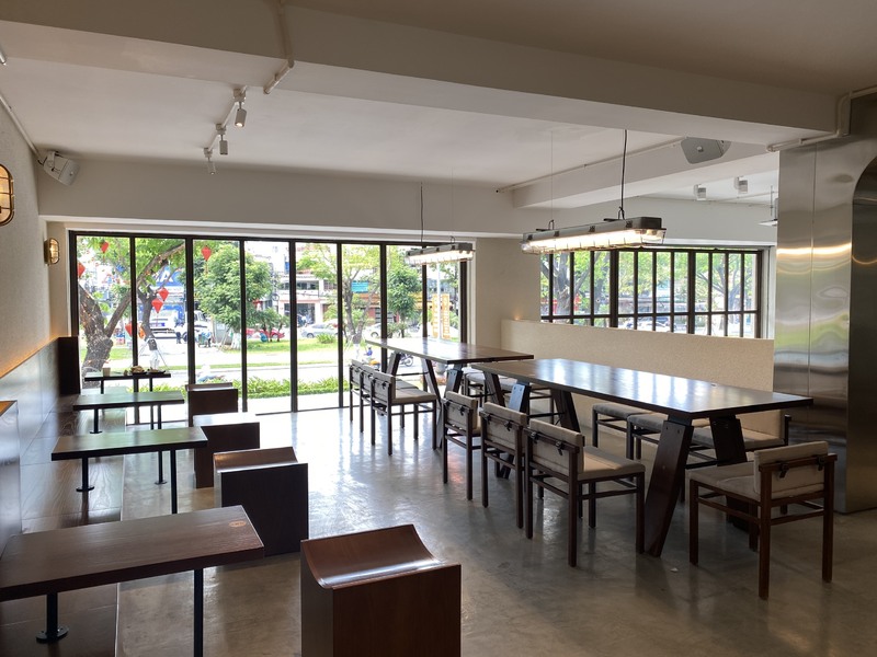 入口前が写真スポットで、道路からもおしゃれをして写真を撮りに来るベトナム人の若者が見られます