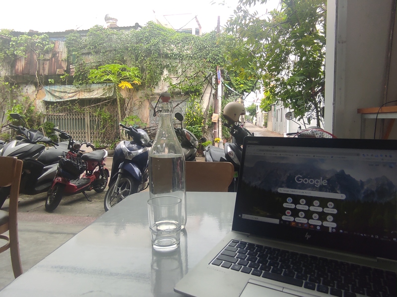 一階には路地ビューのソファ席でゆったり