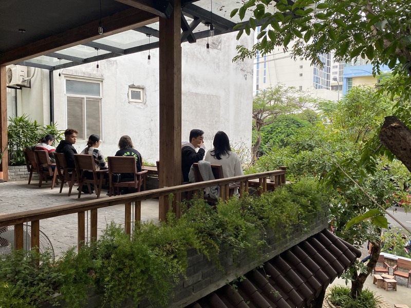 心地よい風が吹き抜ける庭と2階建ての室内スペース