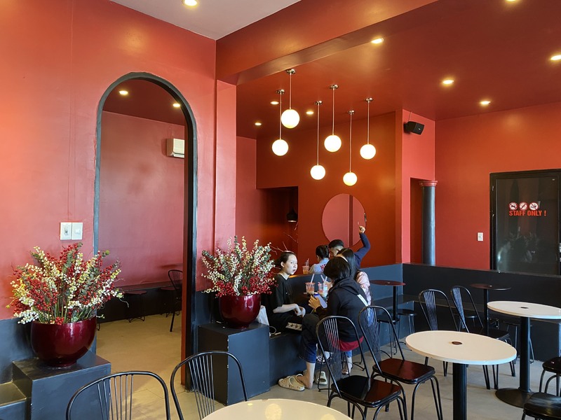 店内はシンプルながらも清潔感がある造り