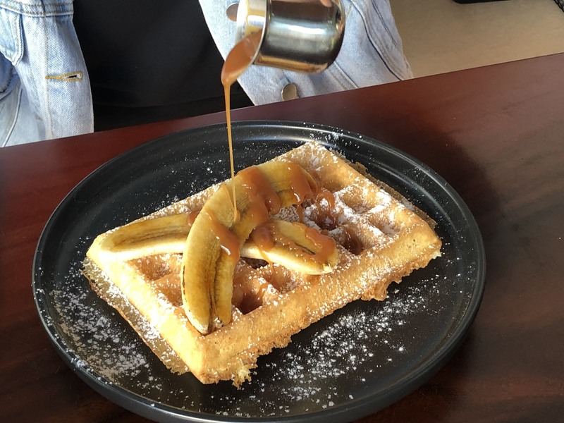 「ブリュッセル・ワッフル」はさくっと食感で軽くぺろりと食べれる一品。 砂糖が入っていないので、アイスやソースなどのトッピングとのマッチが最高！