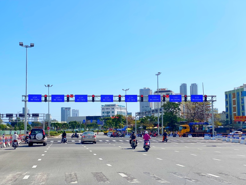 西側信号は片側８車線