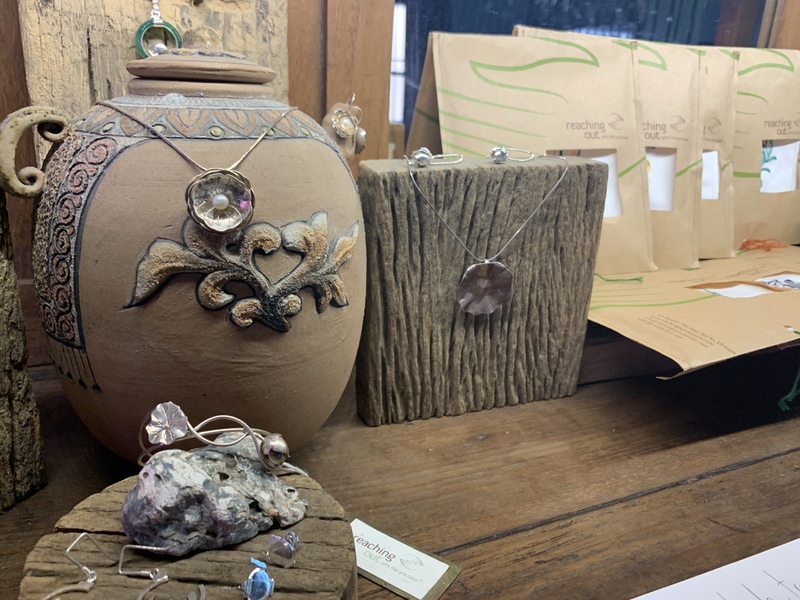 使用されている茶器などは奥に連なる販売ブースで購入可能