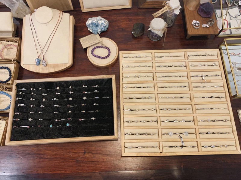 ２階のには食器やアクセサリー等かわいいがいっぱい