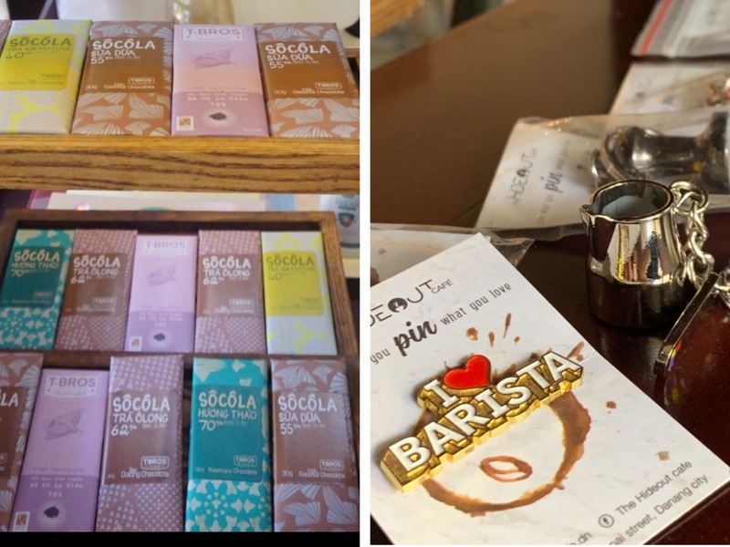 レジ周りにはチョコレートやコーヒー関係のピンやキーホルダーバッグが販売されています