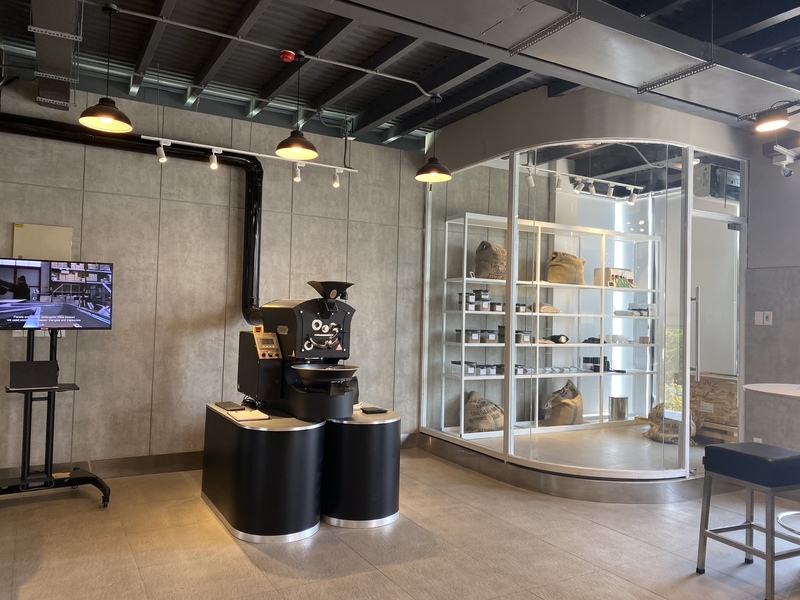 ベトナム産の豆は店内で焙煎しています