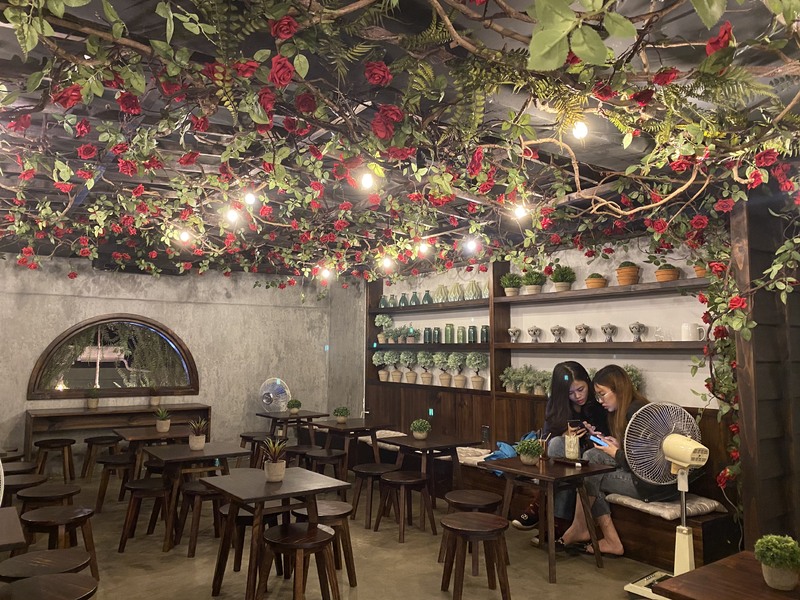 二階 二階の小窓からは一階を覗くことができます