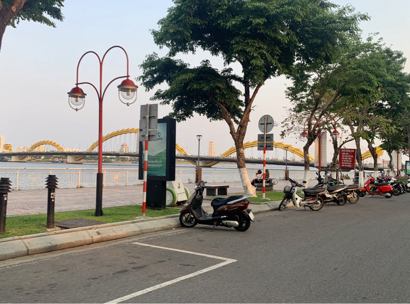 テーブル席でゆったり、もしくは街歩きにももってこい