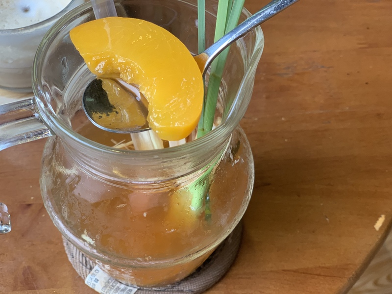 中には桃、レモングラス、オレンジが入っておりインスタ映えもばっちり、満足感が高い飲み物です