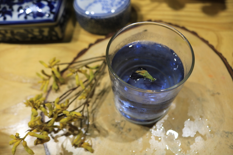 無料のお水 バタフライピーでしょうか、お花の色が付いたお水がさービスで付きます