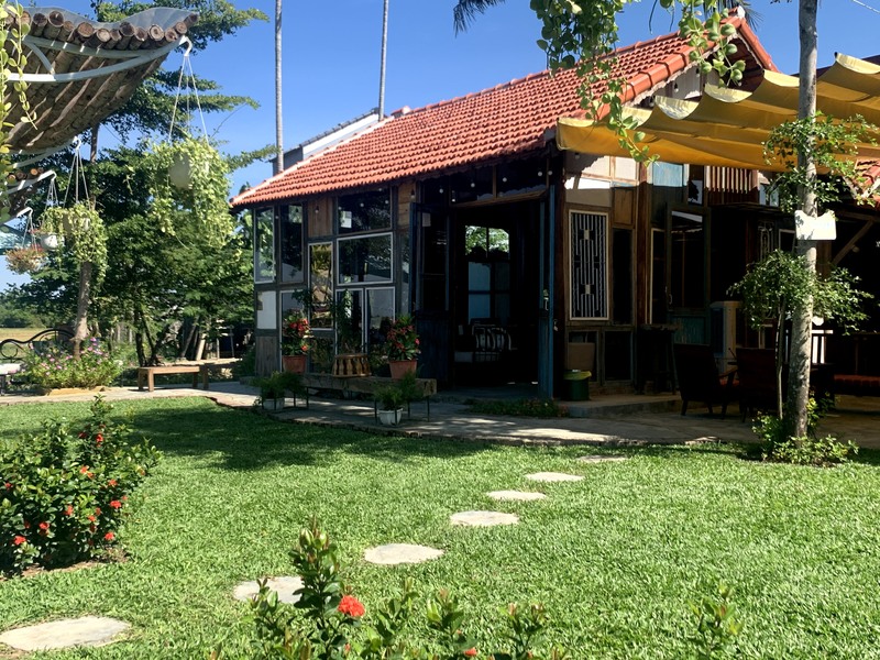 気持がいい風が吹き抜ける室内も設けたカフェ