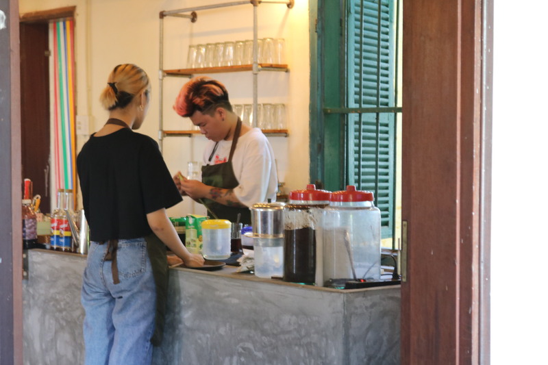 フロア中央にカウンター