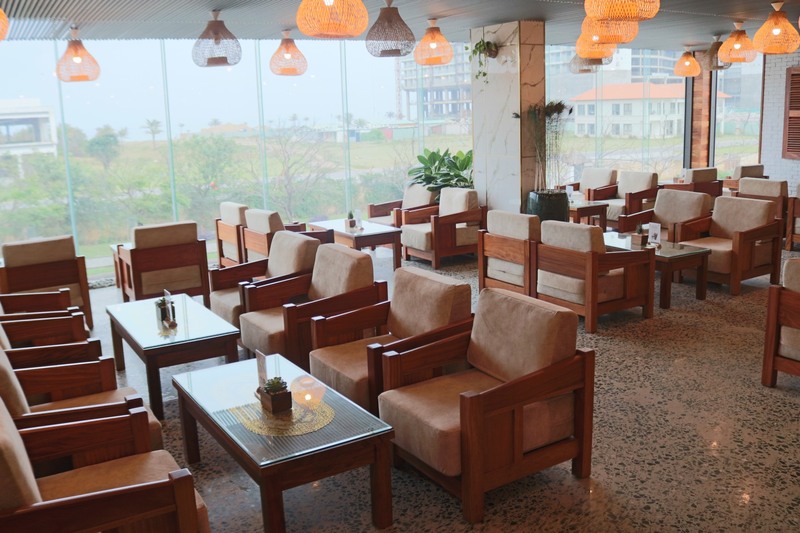 一枚板を使ったテーブルが全フロアに使用