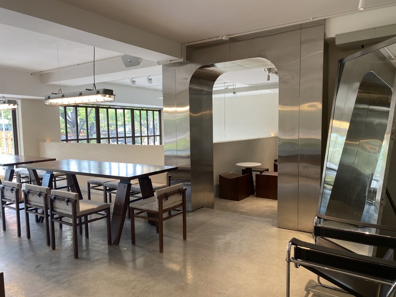 １階は無機質な感じ、２階は大きな窓から緑が見え自然を感じることが出来るデザインになっています。