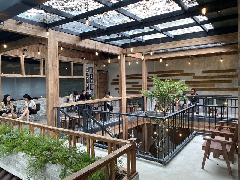 心地よい風が吹き抜ける庭と2階建ての室内スペース