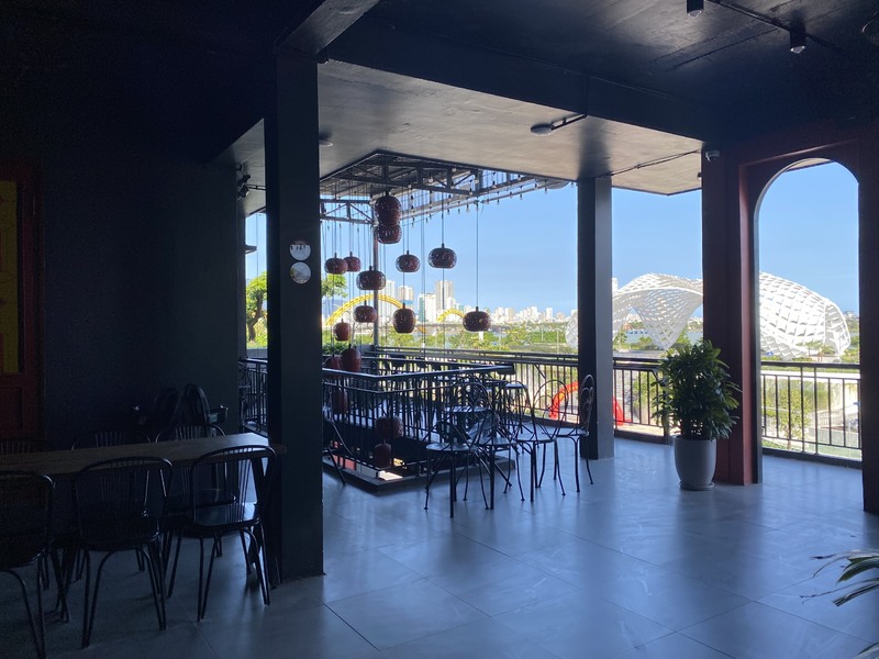 店内はシンプルながらも清潔感がある造り