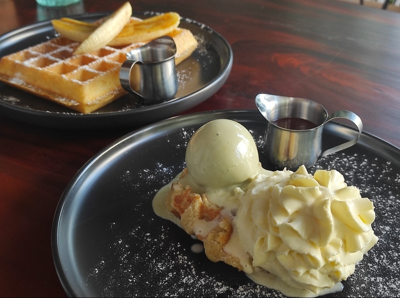 本場で使用される、高温でも溶けにくいパールシュガーを練り込んで焼く「リエージュ・ワッフル」 ワッフルは中はしっとりで、砂糖のサクッと感が楽しめる上品な甘みが特徴！