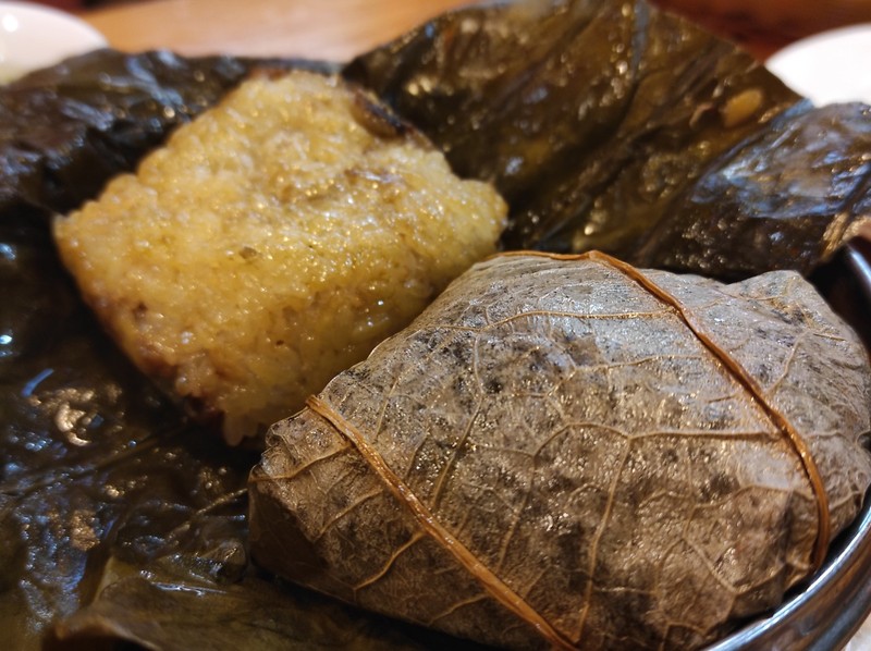 蓮の葉で巻いた肉入りちまき：40,000VND(約200円)