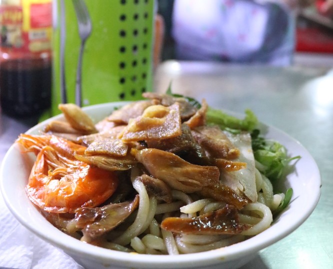 カオラウのミックス（エビ、豚、牛）と７upを注文。70,000VND（約320円）