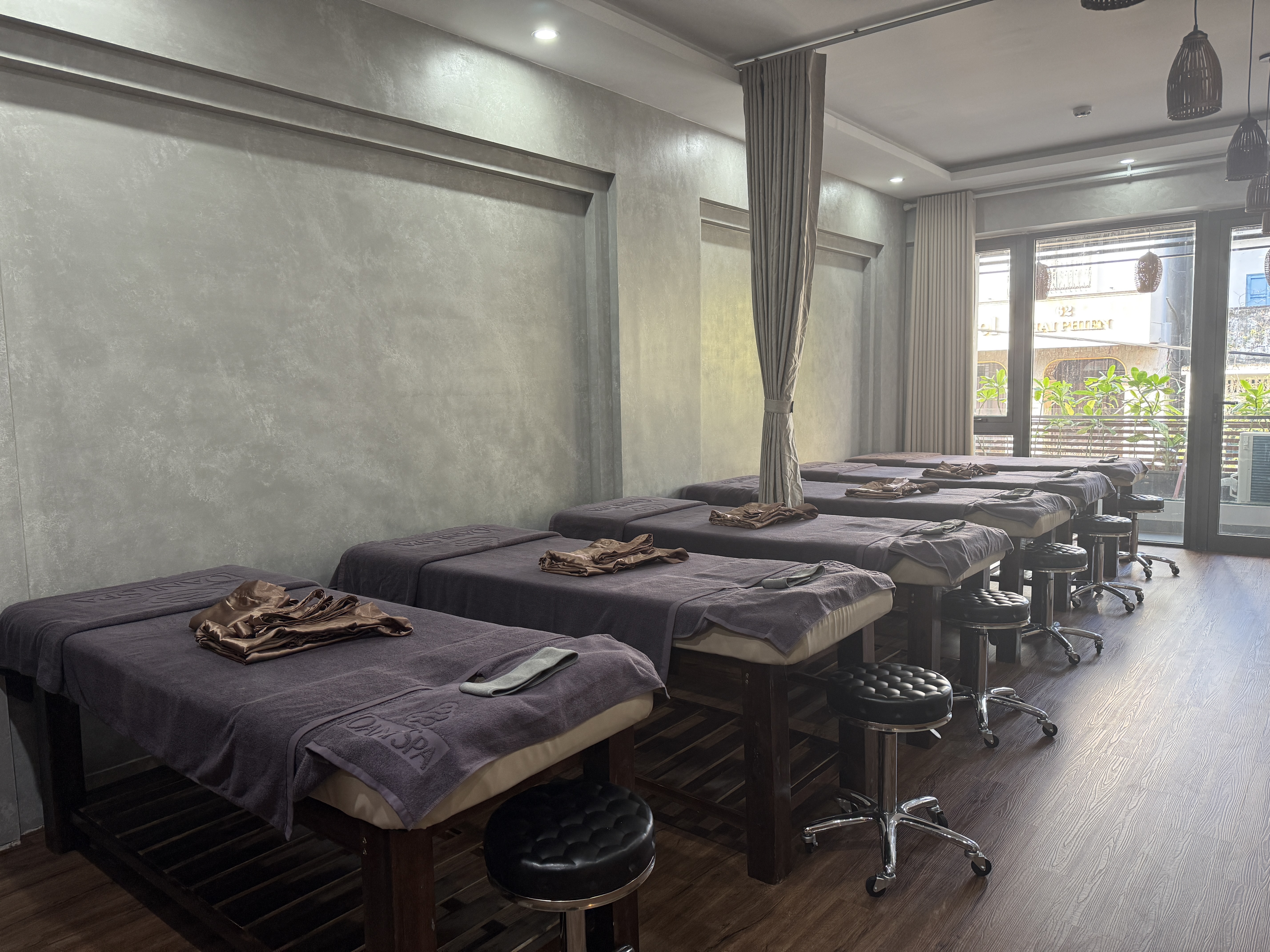 4階のトリートメントルームは6ベッドのため、グループでスパをご利用の場合は最大6名様までとなります。