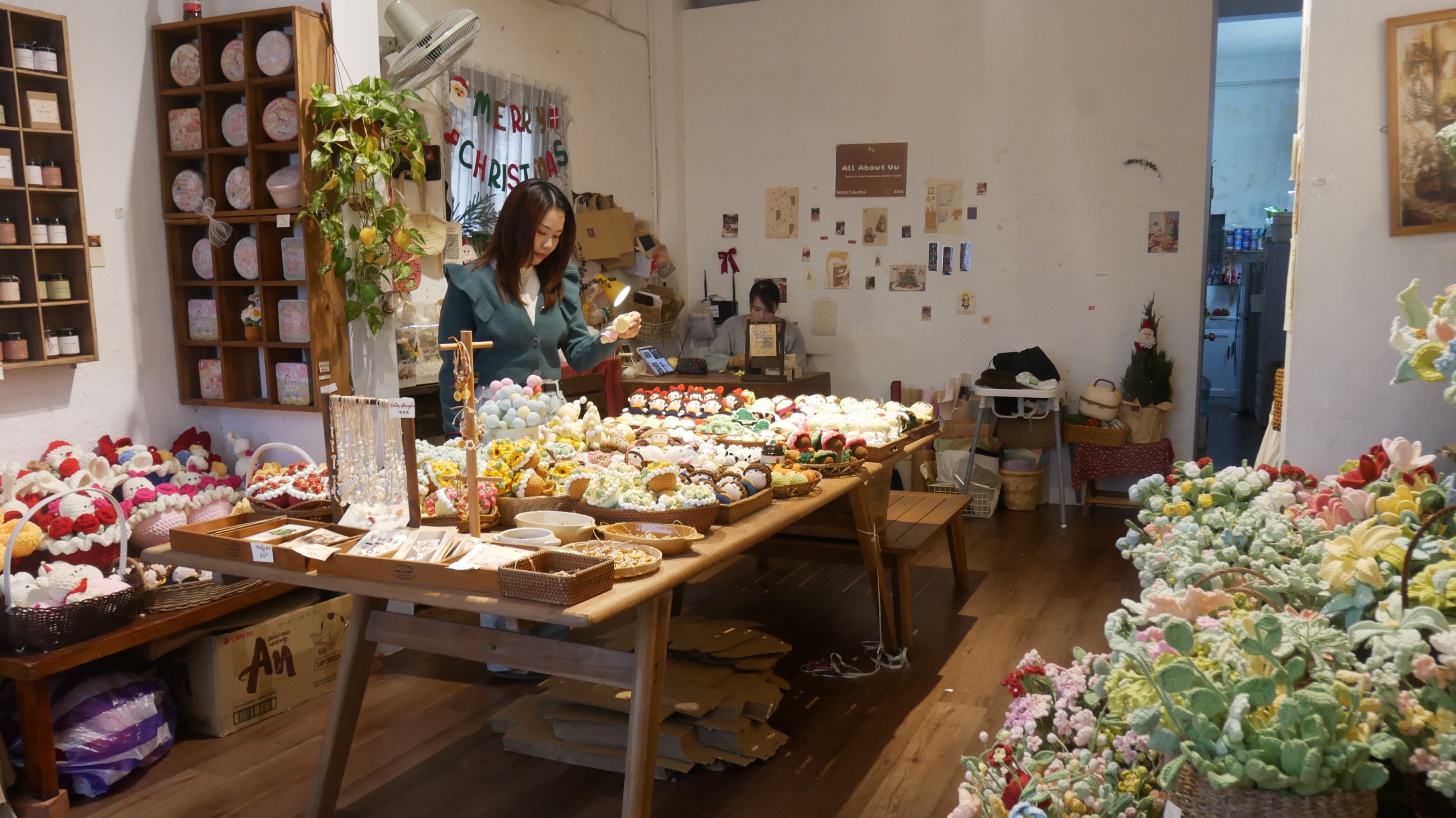 お店はコンパクトで見やすい。