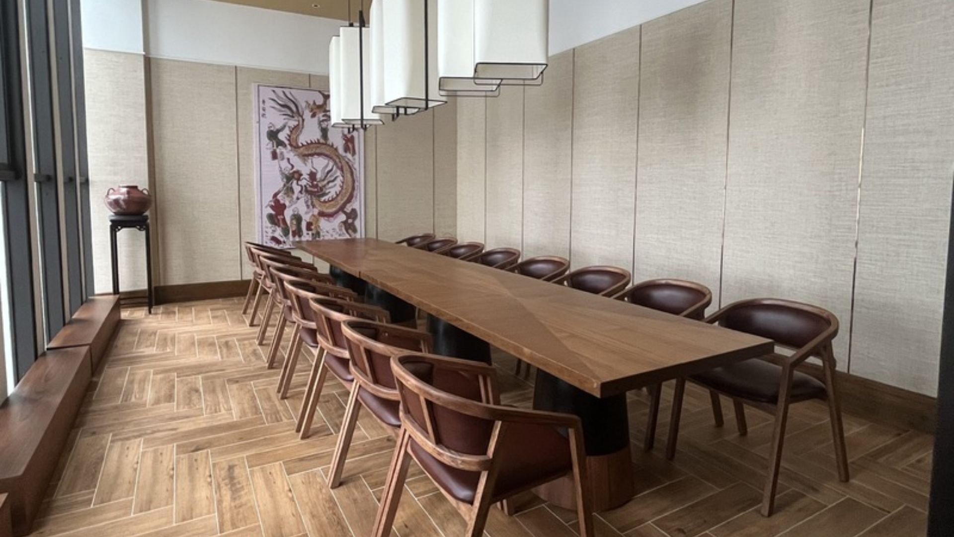 &nbsp;&nbsp;2階、3階にはフロア席と個室席があり、約20名様まで利用できる部屋も用意されています。<br>会食にも適した空間です。