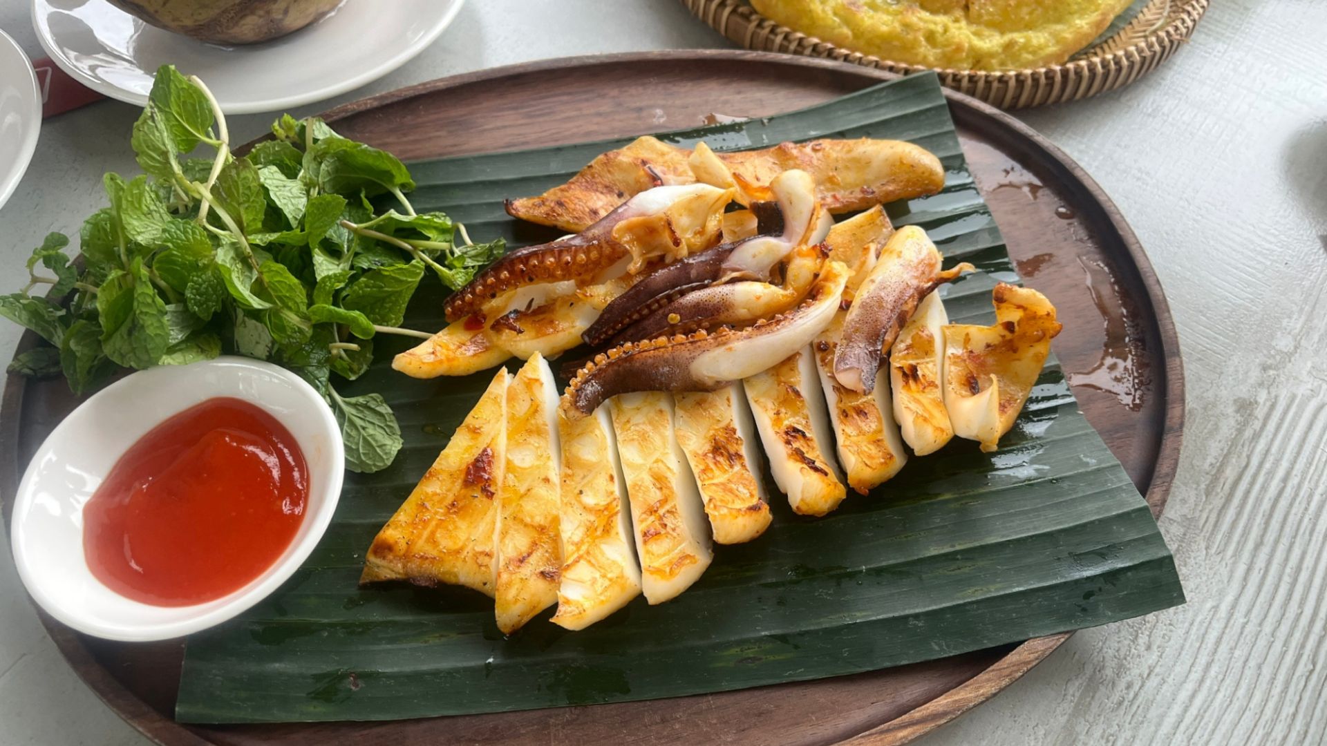 ビールのおつまみや、ごはんのおかずとして人気料理「muc mot nang(干しイカ焼き)」