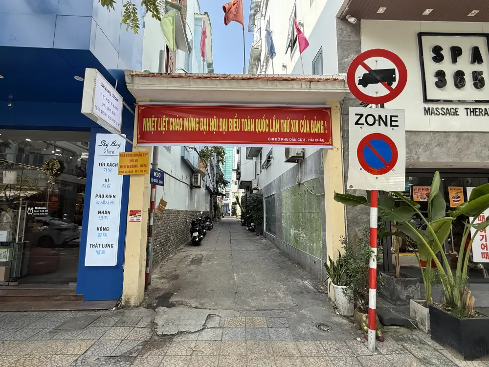 ダナン大聖堂やハン市場があるチャンフー通りから裏路地に入っていきます。