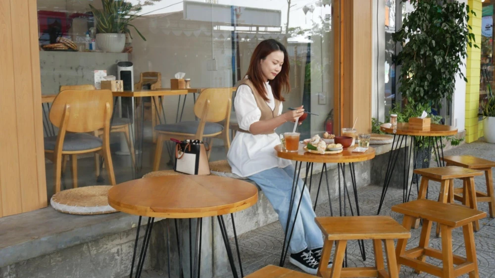 涼しい時期はテラス席で食べるのがおすすめ。