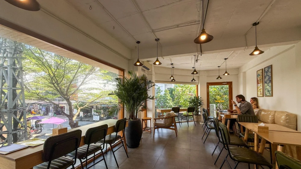 以前はお土産屋さん「sunglow(サングロー)」が入っていた2階スペースはリニューアル。 窓が広く開放的です。