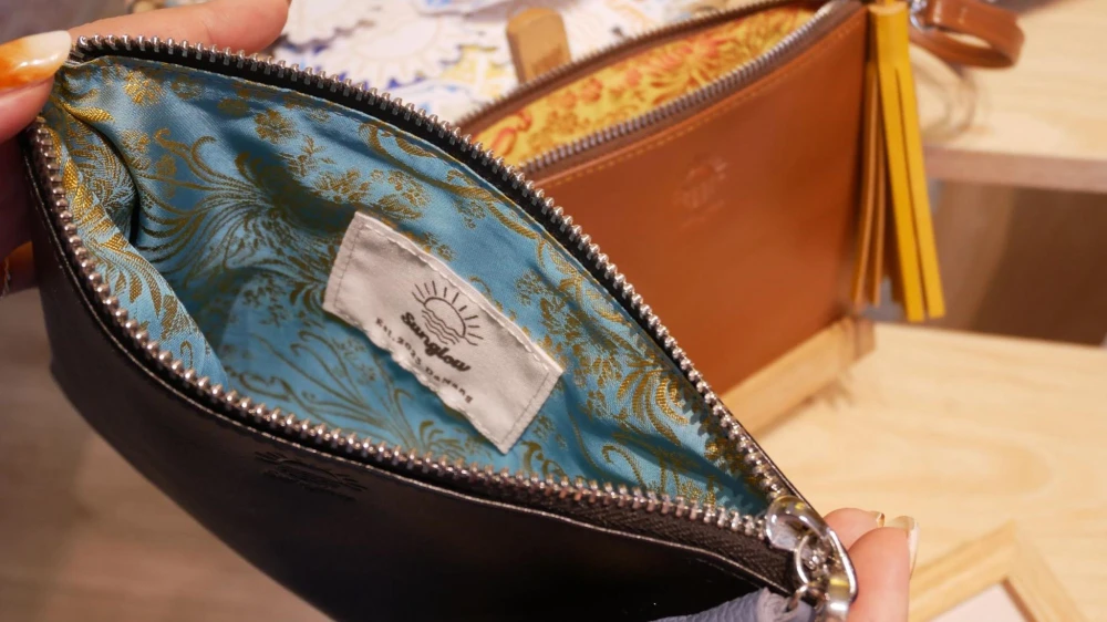 外側はシンプルで普段使いしやすいのに、ポーチを開けるとふっとベトナムを感じられるデザインが素敵です。