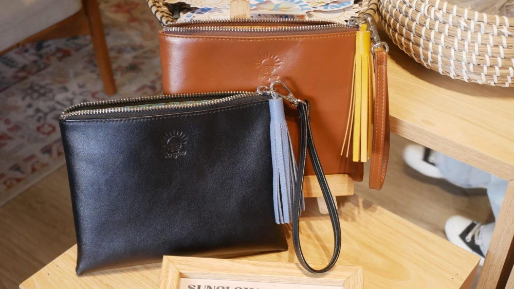 上質なナッパ仕上げの牛革を使用しています。