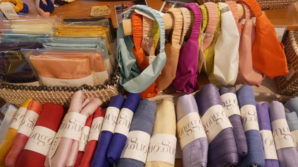 ベトナムの村で伝統的な機織り手法を愛する熟練した職人と一緒になって作られたシルクのブランド「Ong Silk」