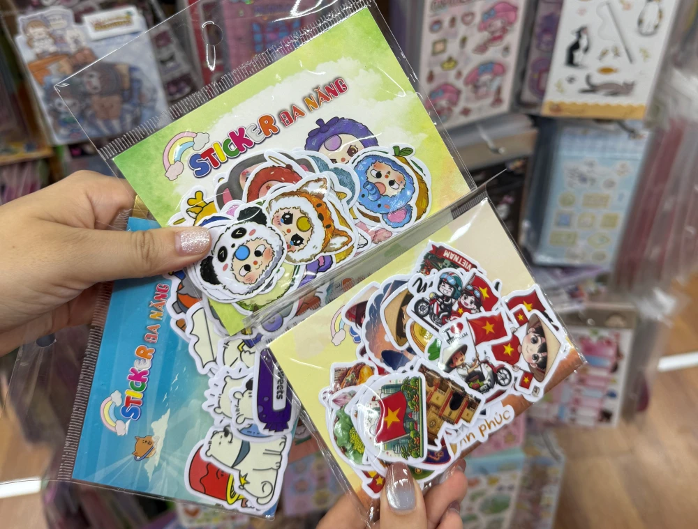 最近はやりのシールも色々販売されていました。