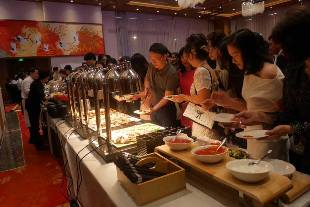 日本食やベトナム料理が立食ビュッフェ形式で提供されます。