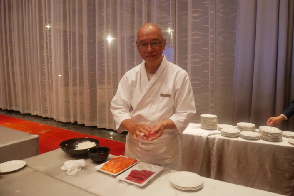 三日月ホテル「寿司珠姫」レストランの寿司職人がその場で握ってくれます。ベトナム人にもに大人気ですぐ完売してしました。
