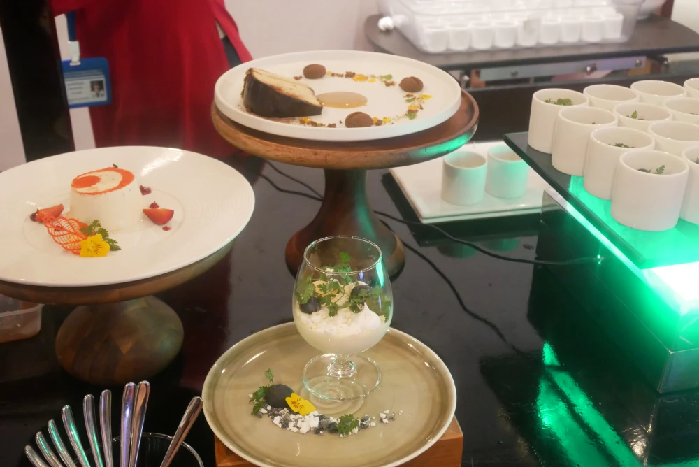 三日月ホテルと伊藤シェフのコラボスイーツ。フレンチレストランで食べるようなクオリティーがホテル内にあるカフェで食べられるなんて感動。 三日月ホテルに泊まられる方はチェックしてみてください。