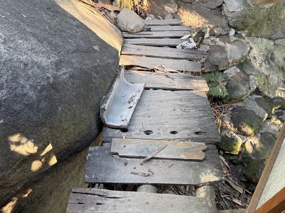 いつ壊れてもおかしくない橋！危険！