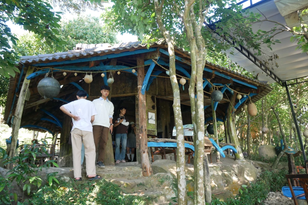瓦屋根と木材で作られた建物
