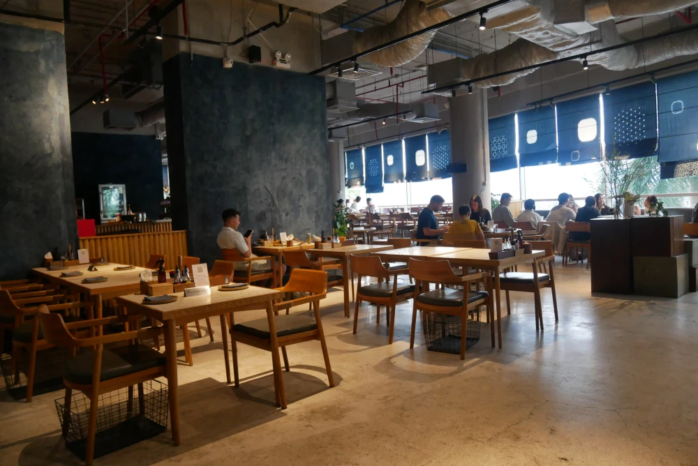 ハノイを拠点に活動する藍染職人・吉澤岳史さんとのコラボレーションされた藍染のタペストリーが目を引きます。