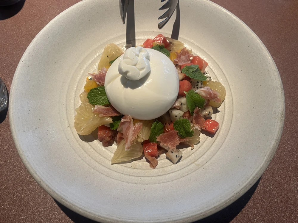 オリジナルブッラータチーズに日本ではなかなか食べられないトロピカルフルーツ!