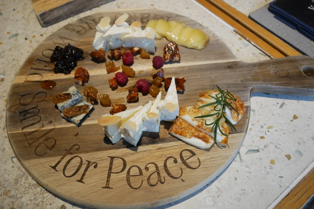 自家製チーズの贅沢な盛り合わせ。