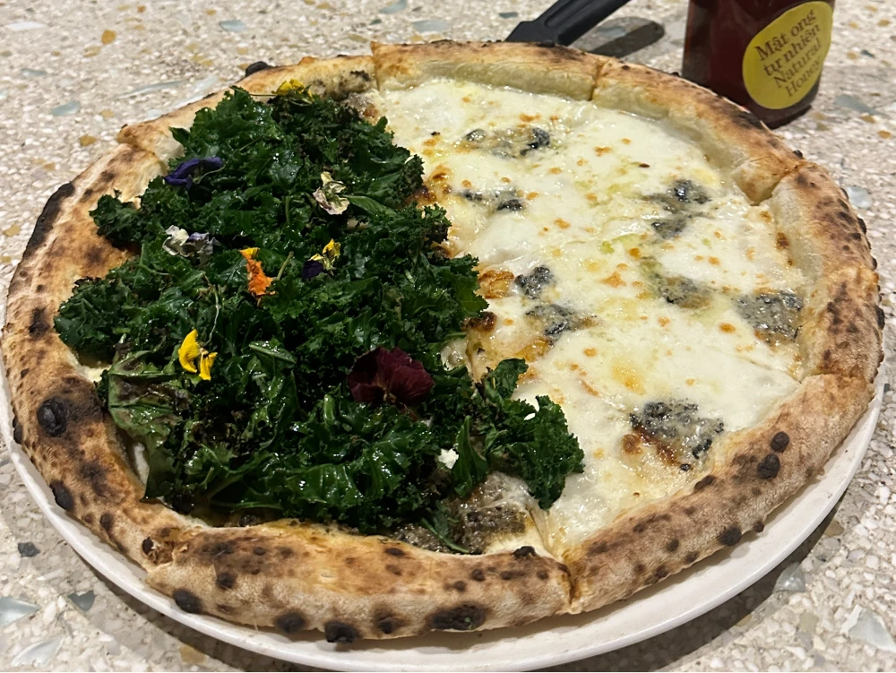 自家製4種のチーズピザもはちみつと合わせて最強です。